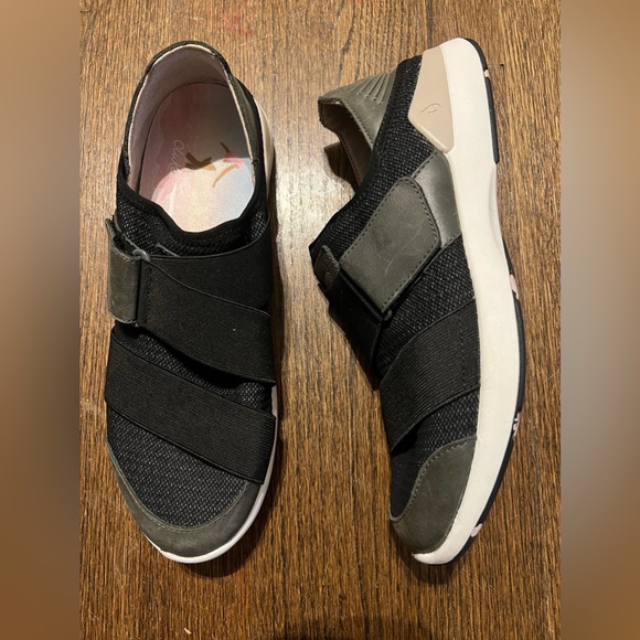 OluKai Shoes - OluKai Womens Sneakers Mikilua Kako'o Slip On Elastic Straps Black Size 9 ⚡️
